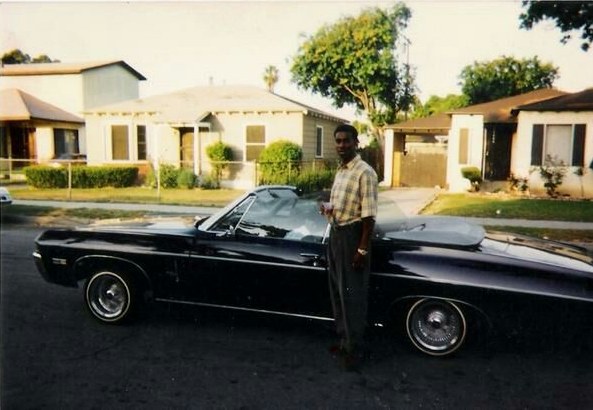 Una rara fotografia di Orlando Anderson, ritratto nella via in cui abitava, in Burris Avenue (Los Angeles).
